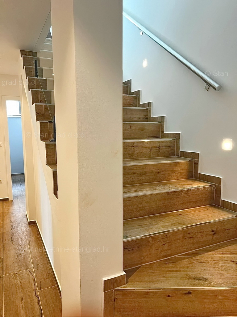 Njivice, dvonadstropni apartma z vrtom in bazenom!