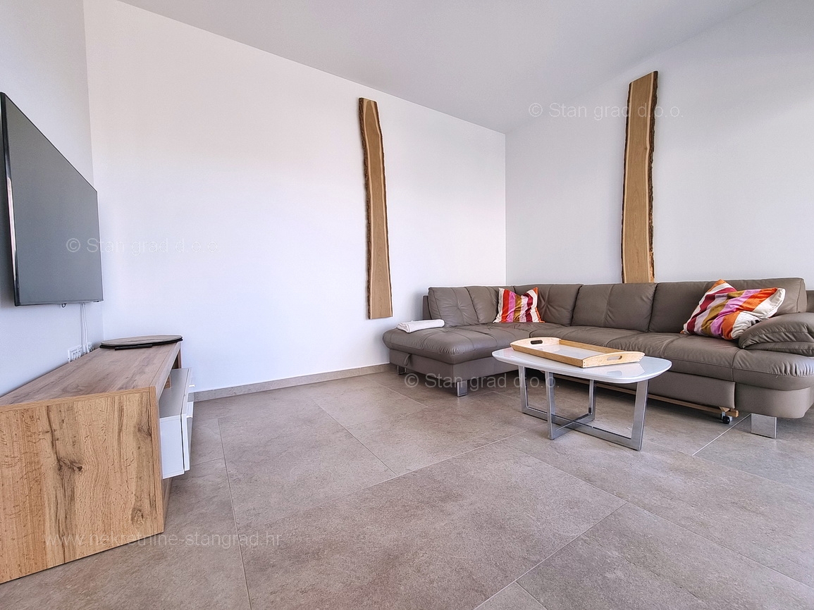 Njivice, dvonadstropni apartma z vrtom in bazenom!