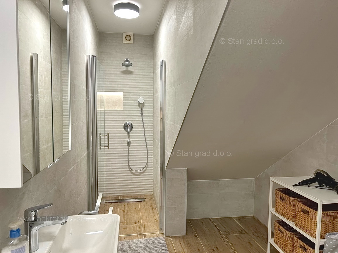 Njivice, dvonadstropni apartma z vrtom in bazenom!