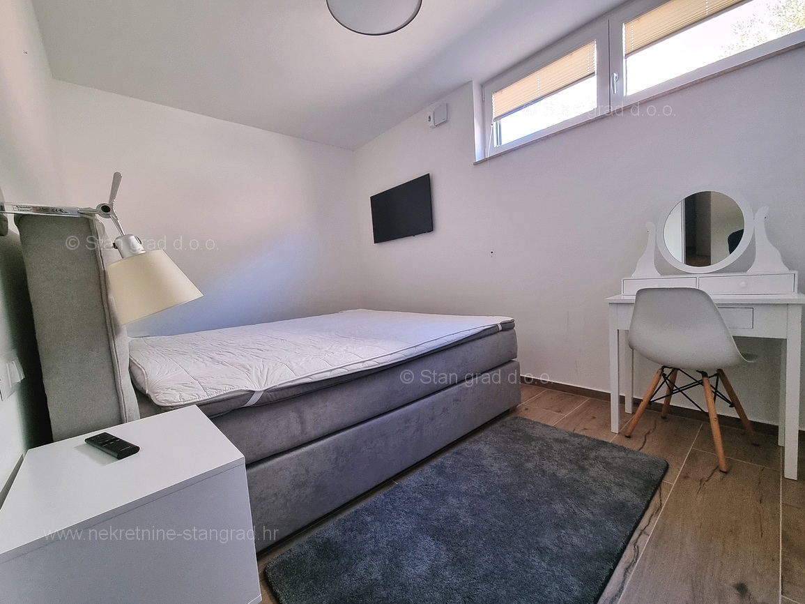 Njivice, dvonadstropni apartma z vrtom in bazenom!