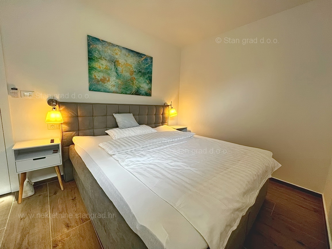 Njivice, dvonadstropni apartma z vrtom in bazenom!