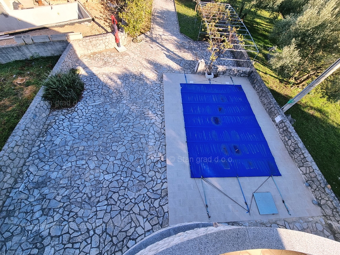 Okolica Krka, opremljeno stanovanje z veliko teraso!