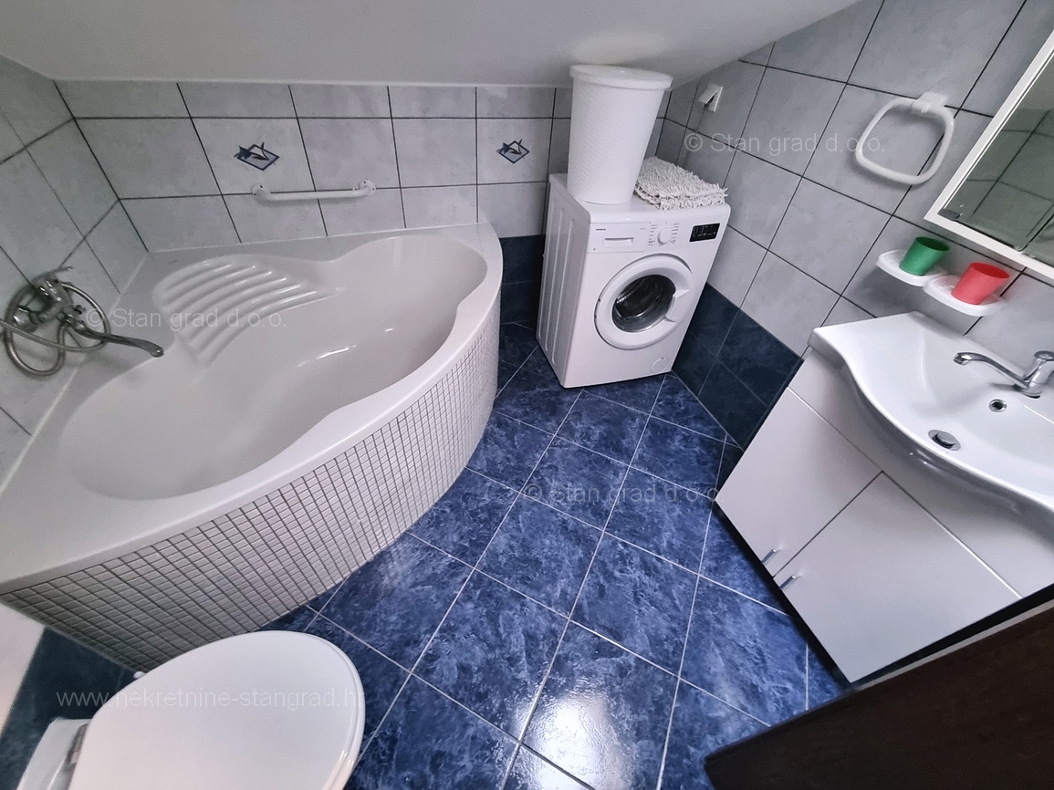 Okolica Krka, opremljeno stanovanje z veliko teraso!