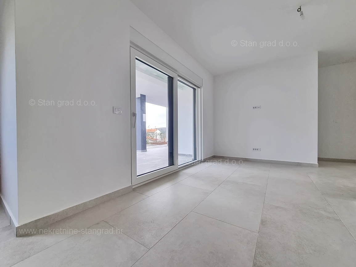 Uvala Soline, novogradnja, pritlični apartma blizu morja!