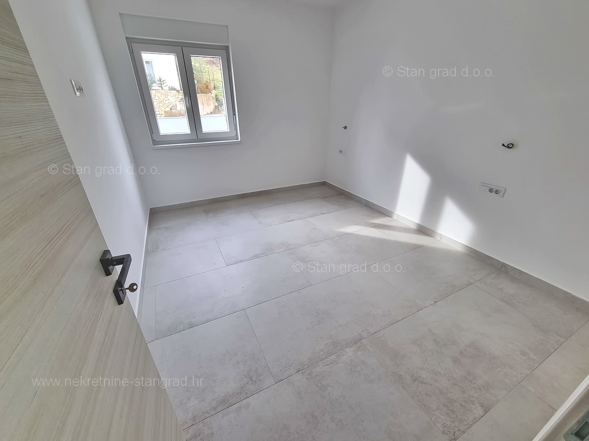Uvala Soline, novogradnja, pritlični apartma blizu morja!