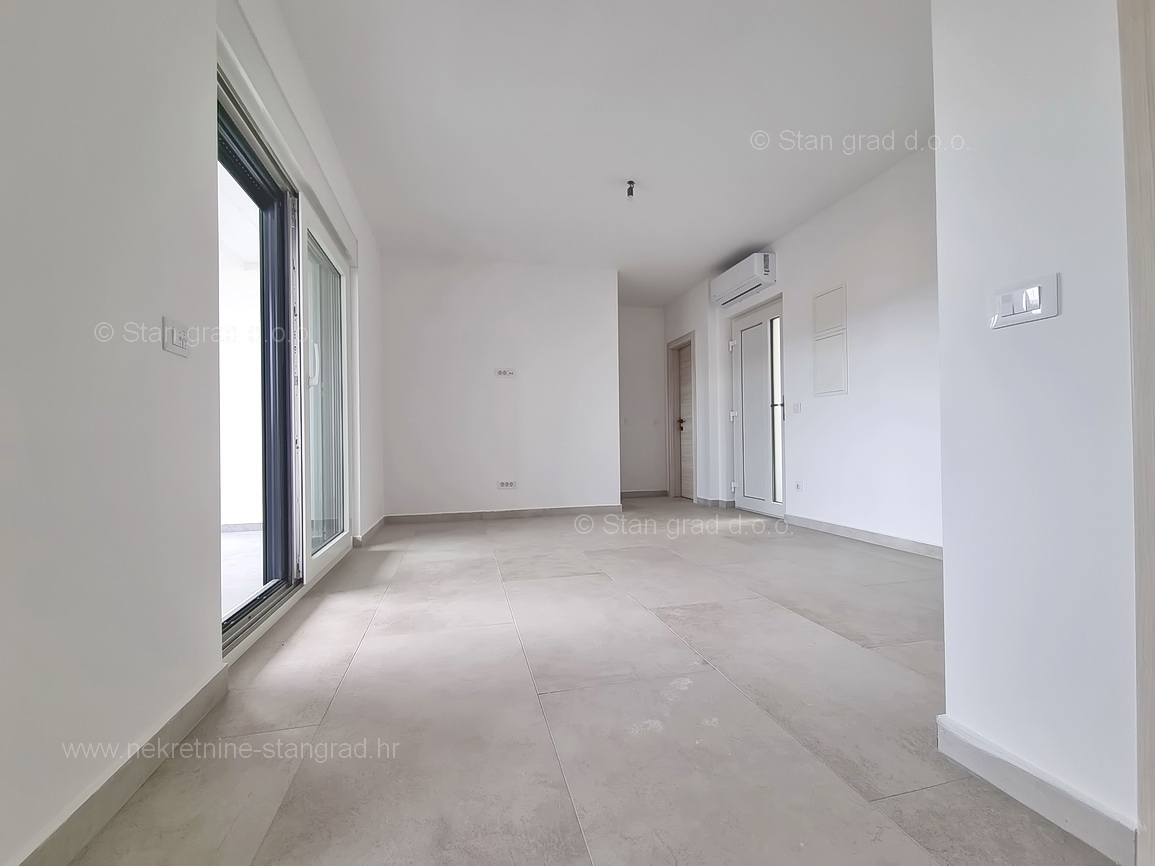 Uvala Soline, novogradnja, pritlični apartma blizu morja!