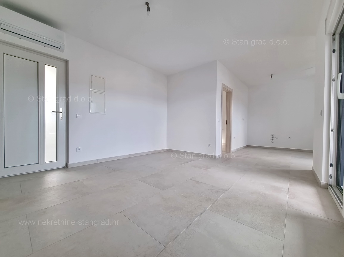 Uvala Soline, novogradnja, pritlični apartma blizu morja!