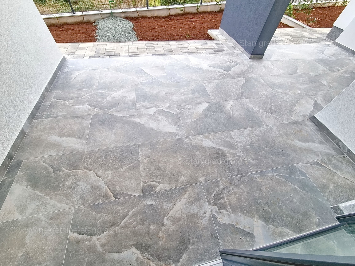 Uvala Soline, novogradnja, pritlični apartma blizu morja!