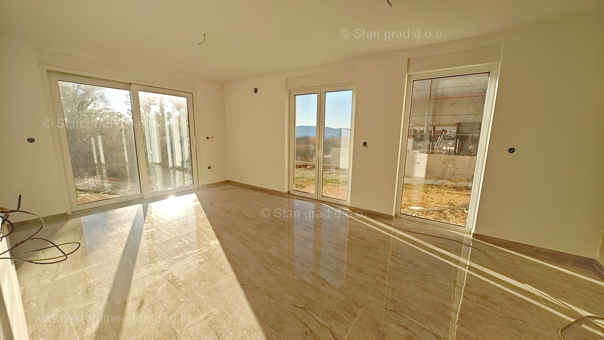 Njivice, apartma v pritličju novogradnje s pogledom na morje!