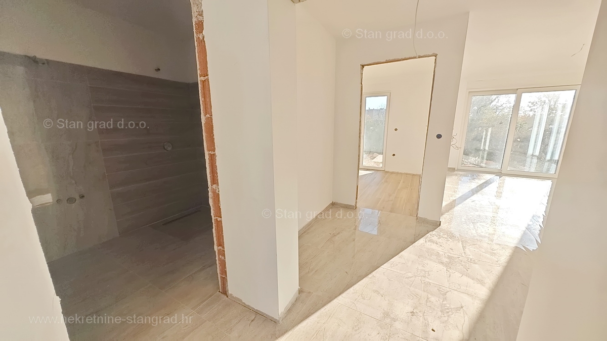 Njivice, apartma v pritličju novogradnje s pogledom na morje!
