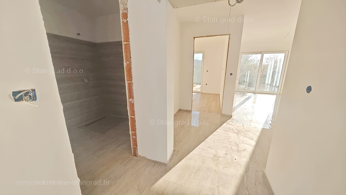 Njivice, apartma v pritličju novogradnje s pogledom na morje!