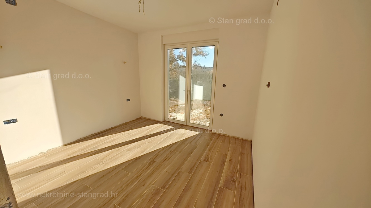 Njivice, apartma v pritličju novogradnje s pogledom na morje!
