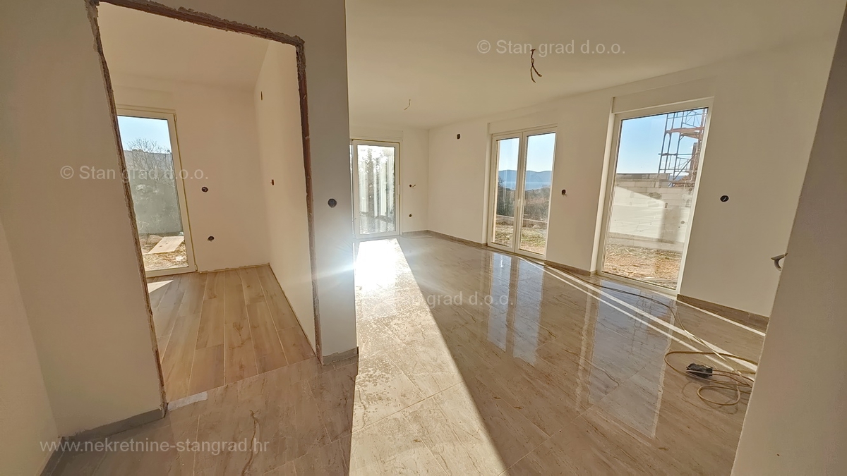 Njivice, apartma v pritličju novogradnje s pogledom na morje!