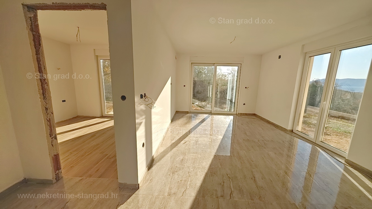 Njivice, apartma v pritličju novogradnje s pogledom na morje!