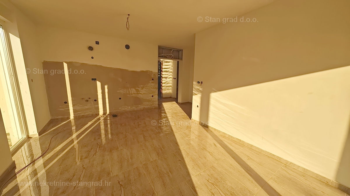 Njivice, apartma v pritličju novogradnje s pogledom na morje!