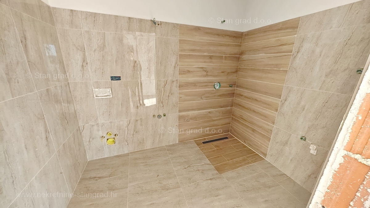 Njivice, apartma v pritličju novogradnje s pogledom na morje!