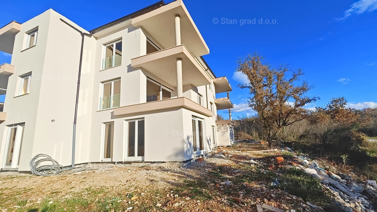 Njivice, apartma v pritličju novogradnje s pogledom na morje!