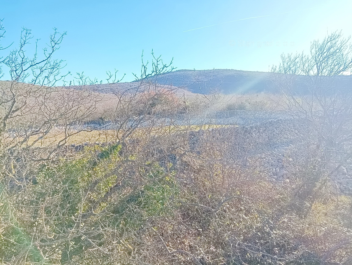 Vrbnik, prostorno gradbeno zemljišče s pogledom na morje!
