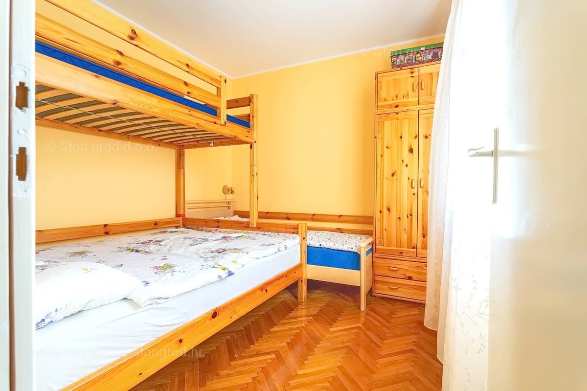 Njvice, čudovito stanovanje v pritličju z vrtom in garažo!