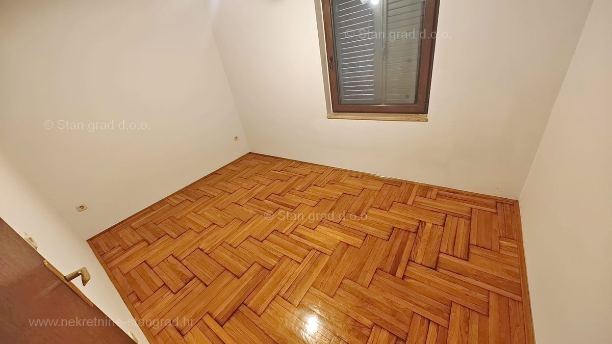 Njivice, prostoren apartma blizu morja!