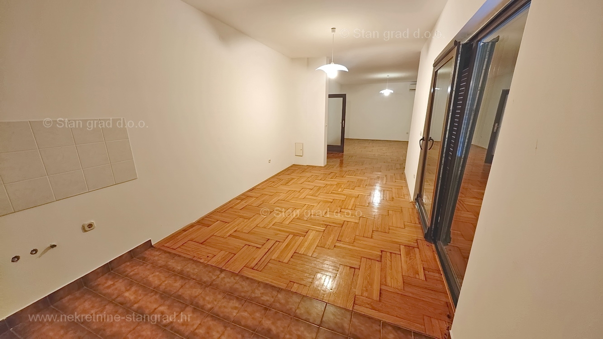 Njivice, prostoren apartma blizu morja!
