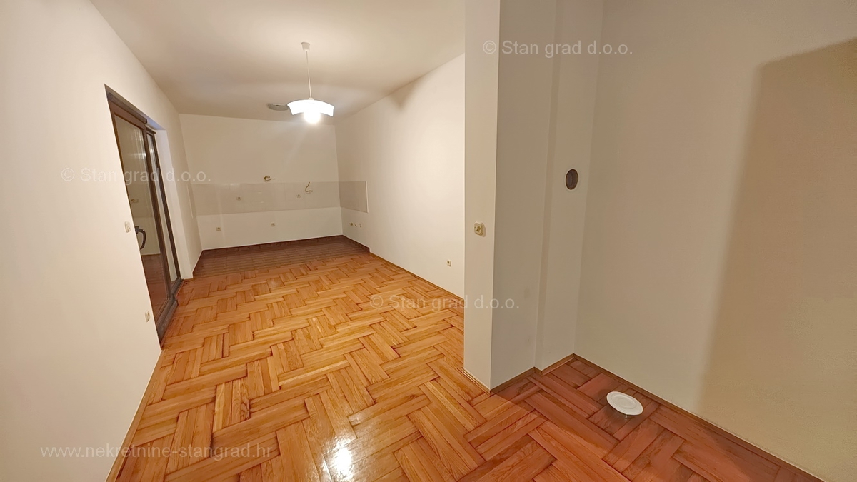 Njivice, prostoren apartma blizu morja!