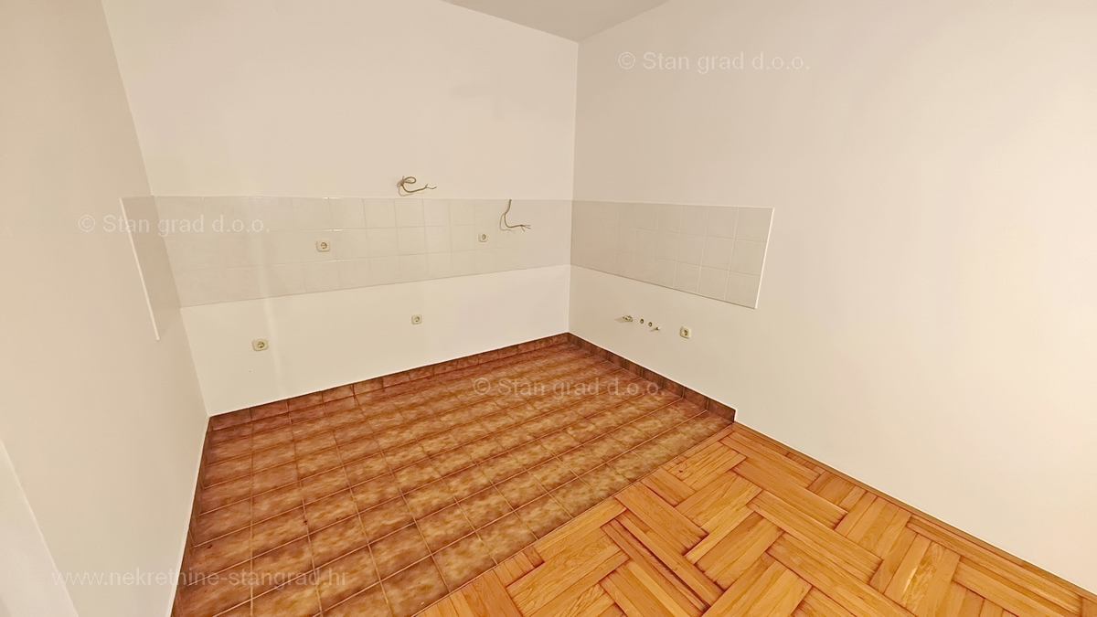 Njivice, prostoren apartma blizu morja!