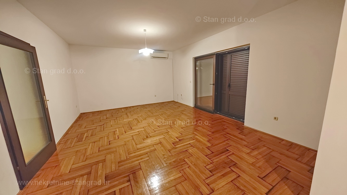 Njivice, prostoren apartma blizu morja!
