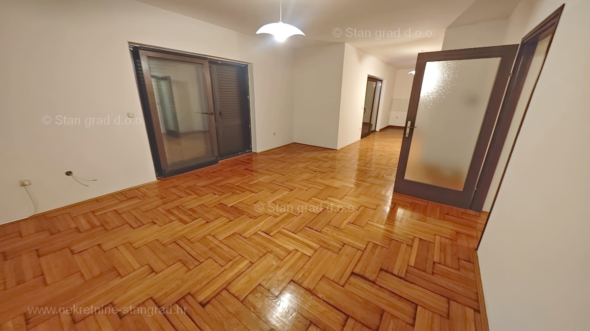 Njivice, prostoren apartma blizu morja!
