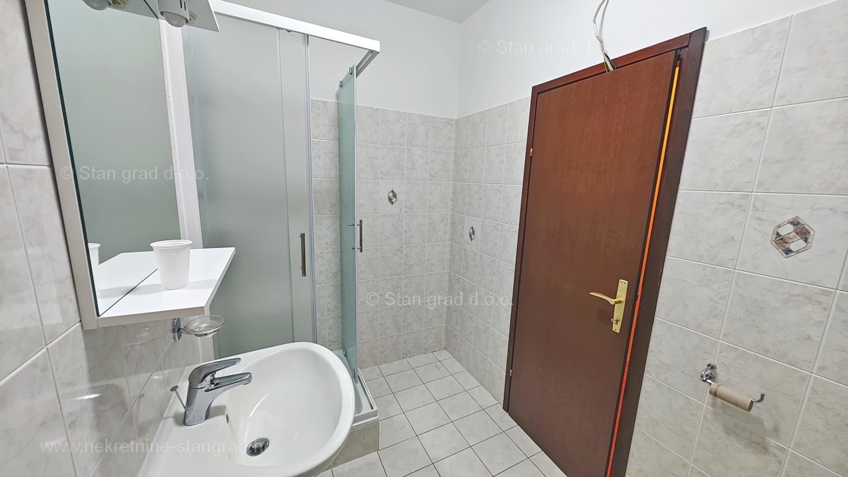 Njivice, prostoren apartma blizu morja!