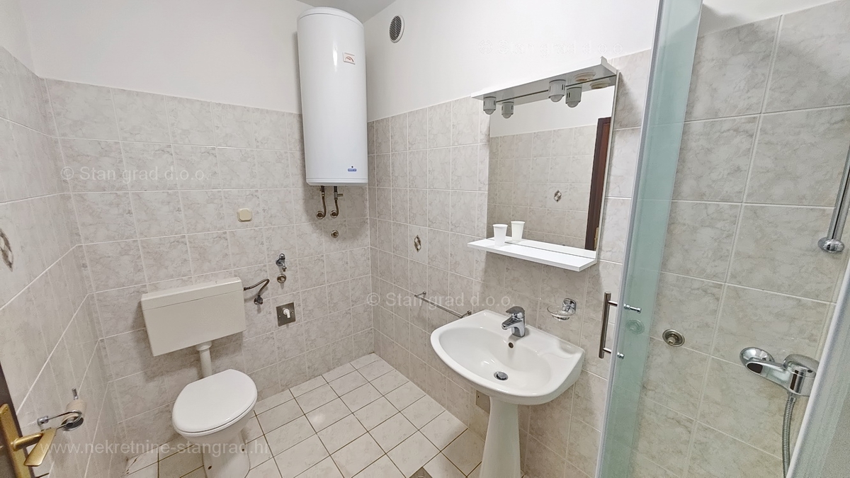 Njivice, prostoren apartma blizu morja!