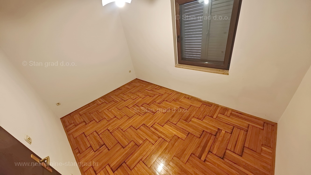 Njivice, prostoren apartma blizu morja!