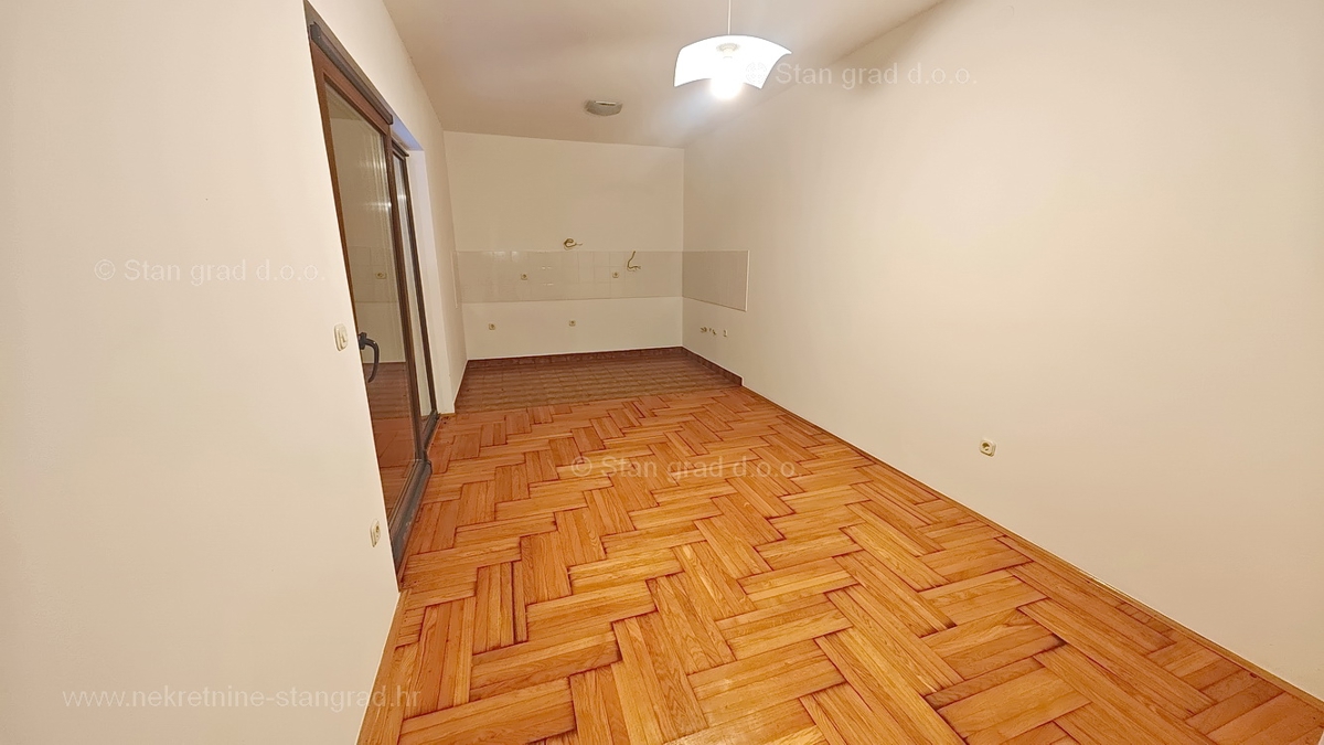 Njivice, prostoren apartma blizu morja!