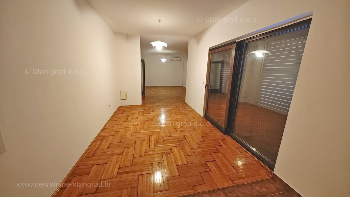 Njivice, prostoren apartma blizu morja!