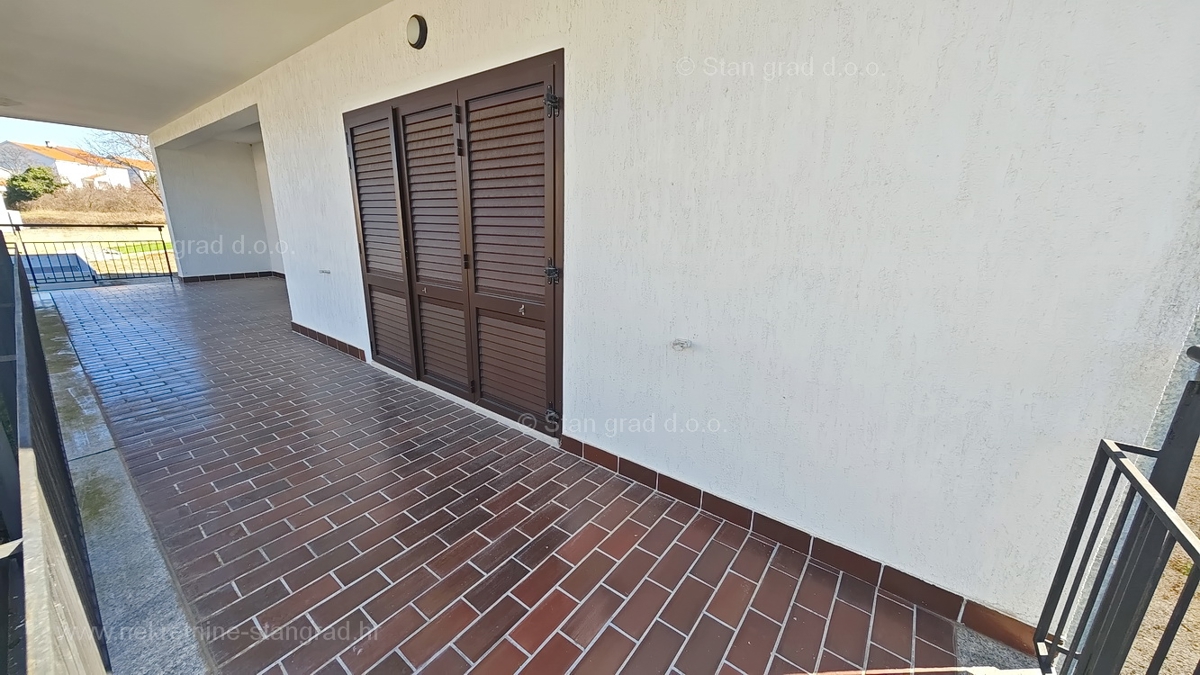 Njivice, prostoren apartma blizu morja!
