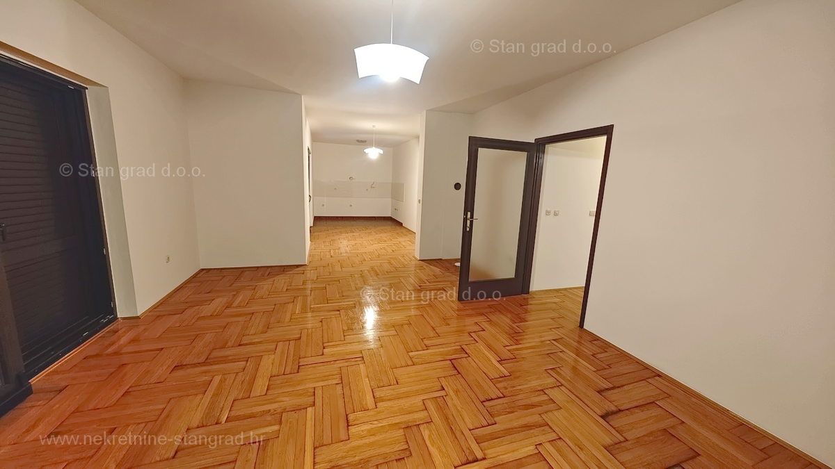 Njivice, prostoren apartma blizu morja!