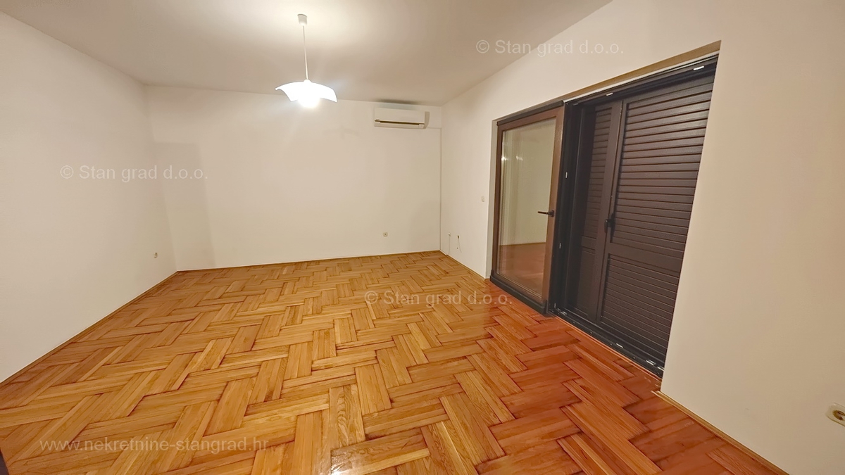 Njivice, prostoren apartma blizu morja!