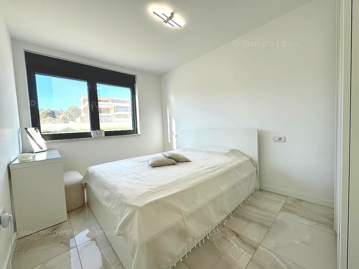 Krk, moderen dvosobni apartma v pritličju z vrtom!