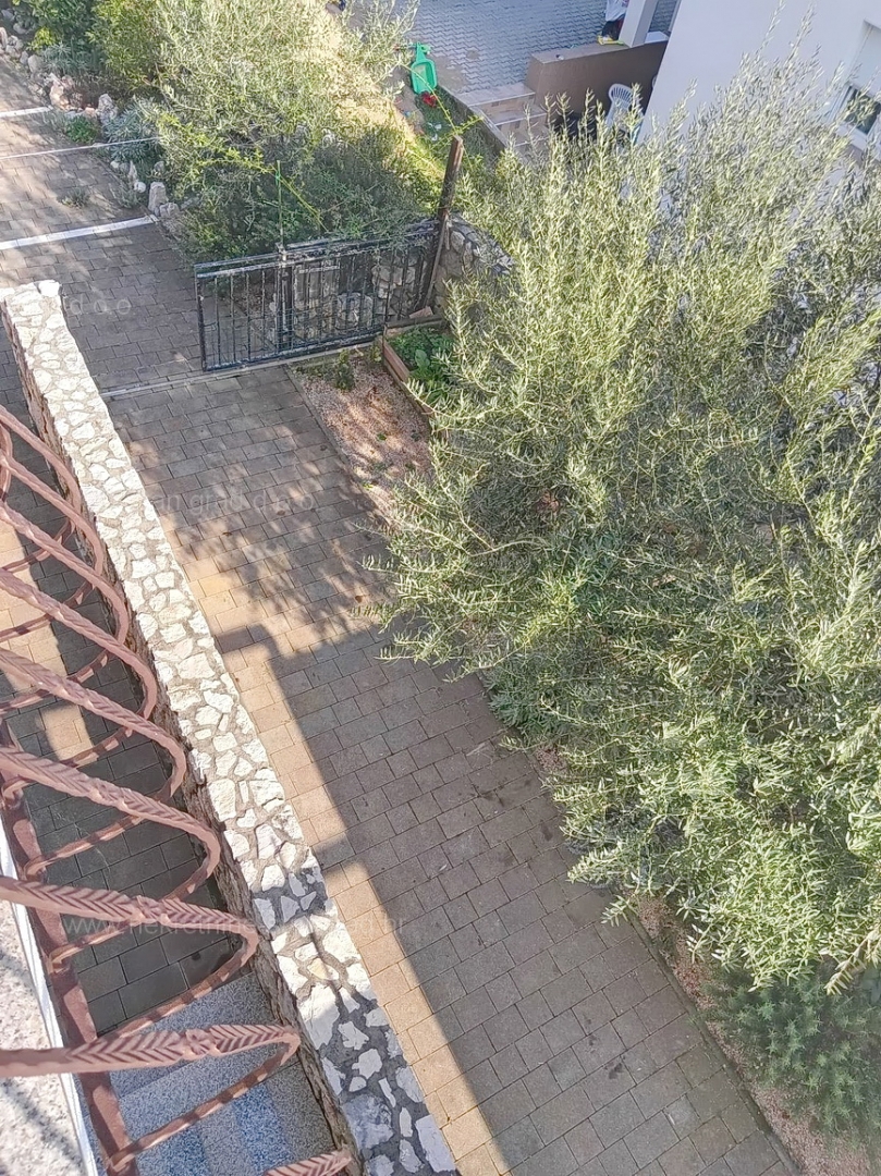Krk, opremljeno stanovanje z vrtom!