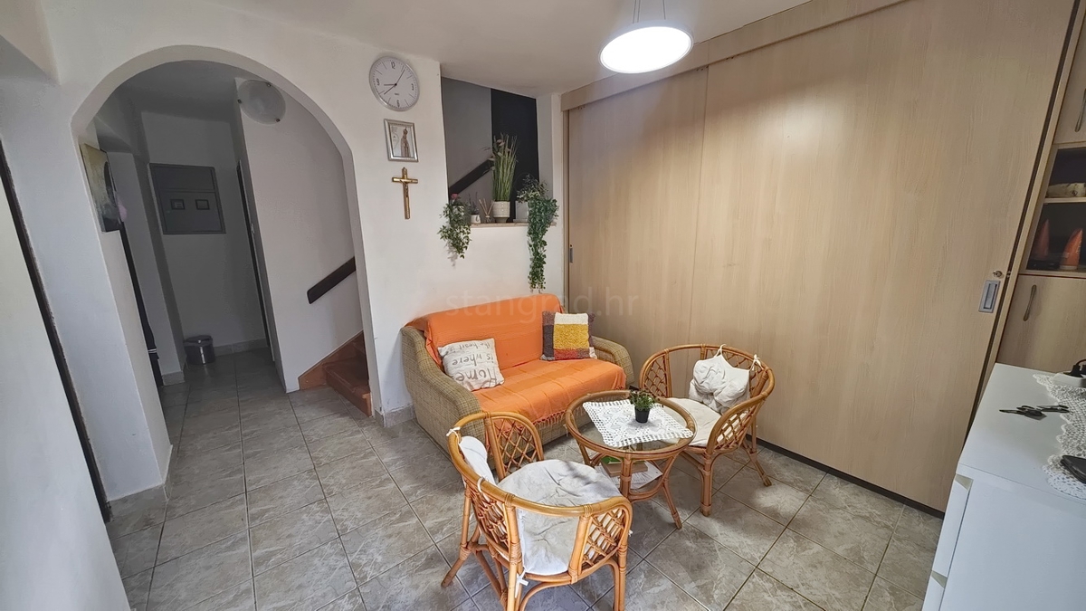 Krk, dvojček na odlični lokaciji v bližini morja!