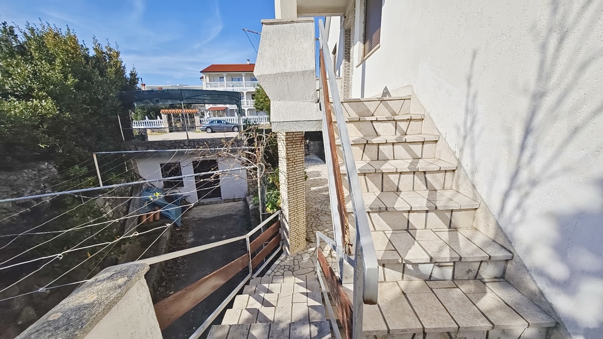 Krk, dvojček na odlični lokaciji v bližini morja!