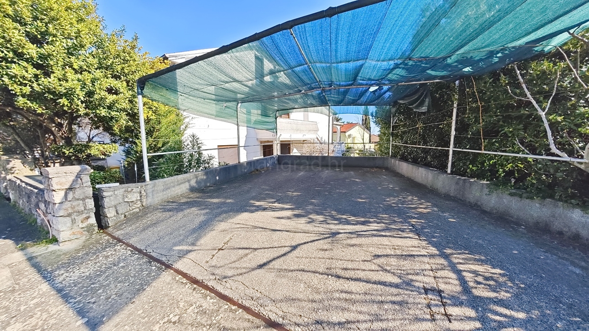 Krk, dvojček na odlični lokaciji v bližini morja!