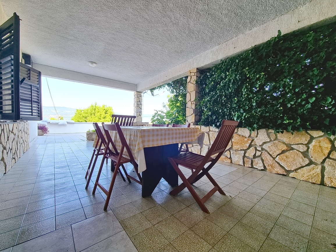 Šilo, hiša s 3 apartmaji in čudovitim pogledom na morje!