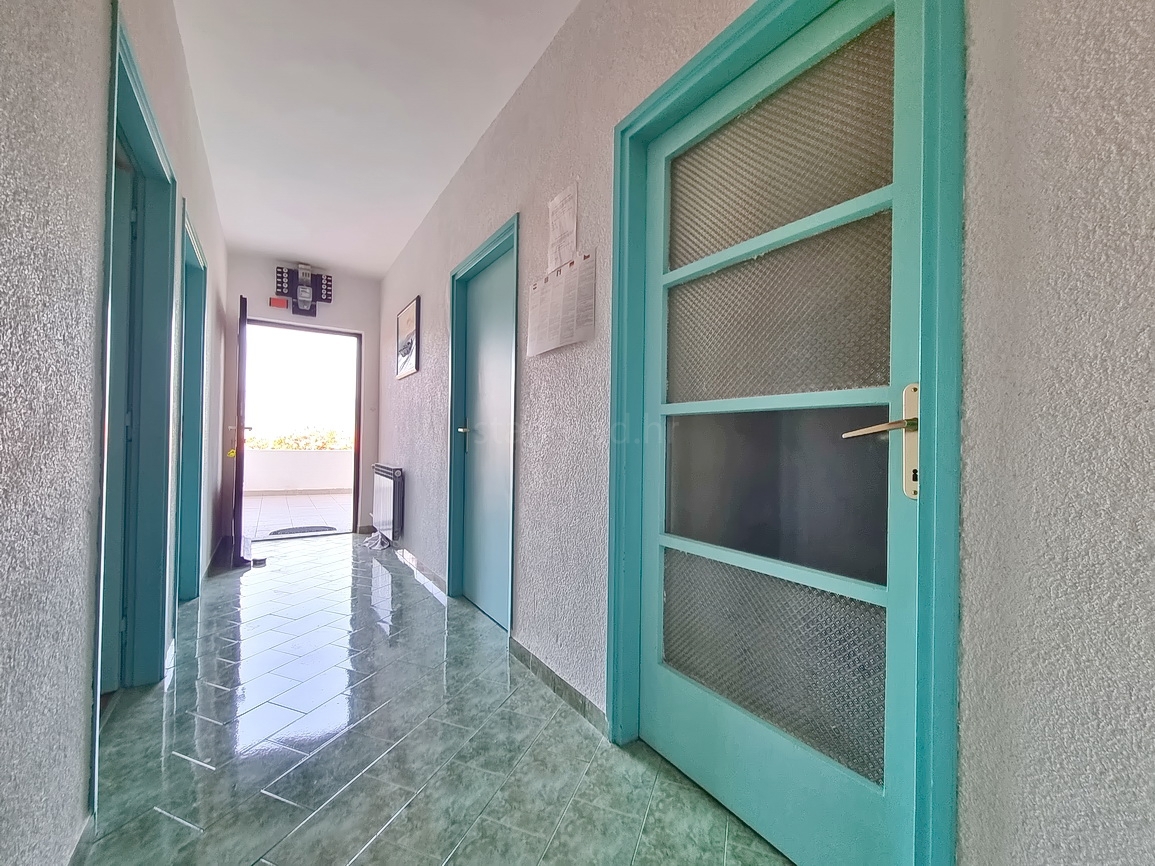 Šilo, hiša s 3 apartmaji in čudovitim pogledom na morje!
