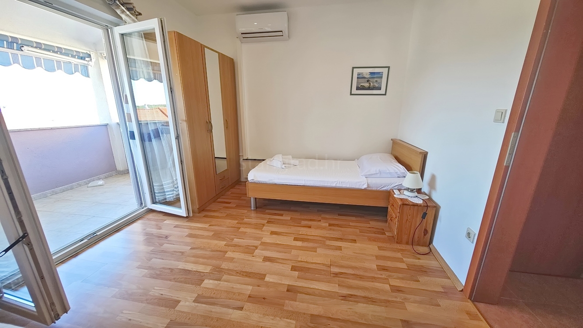 Njivice, polsamostojna hiša z dvema stanovanjskima enotama v bližini morja!
