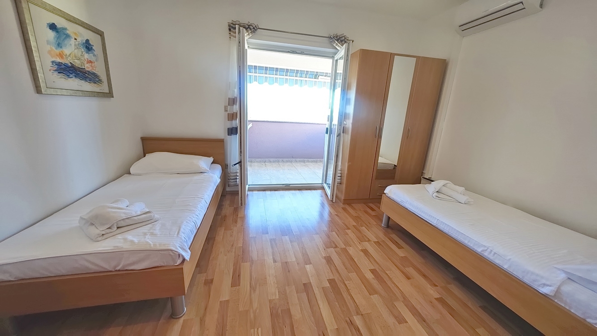 Njivice, polsamostojna hiša z dvema stanovanjskima enotama v bližini morja!