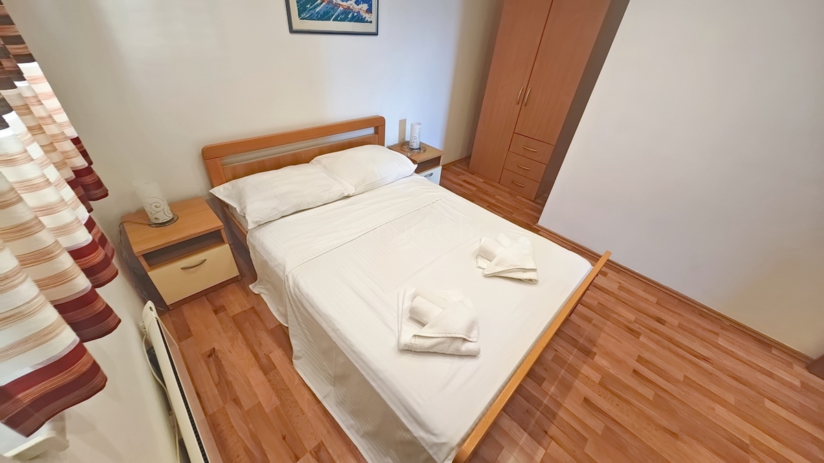 Njivice, polsamostojna hiša z dvema stanovanjskima enotama v bližini morja!