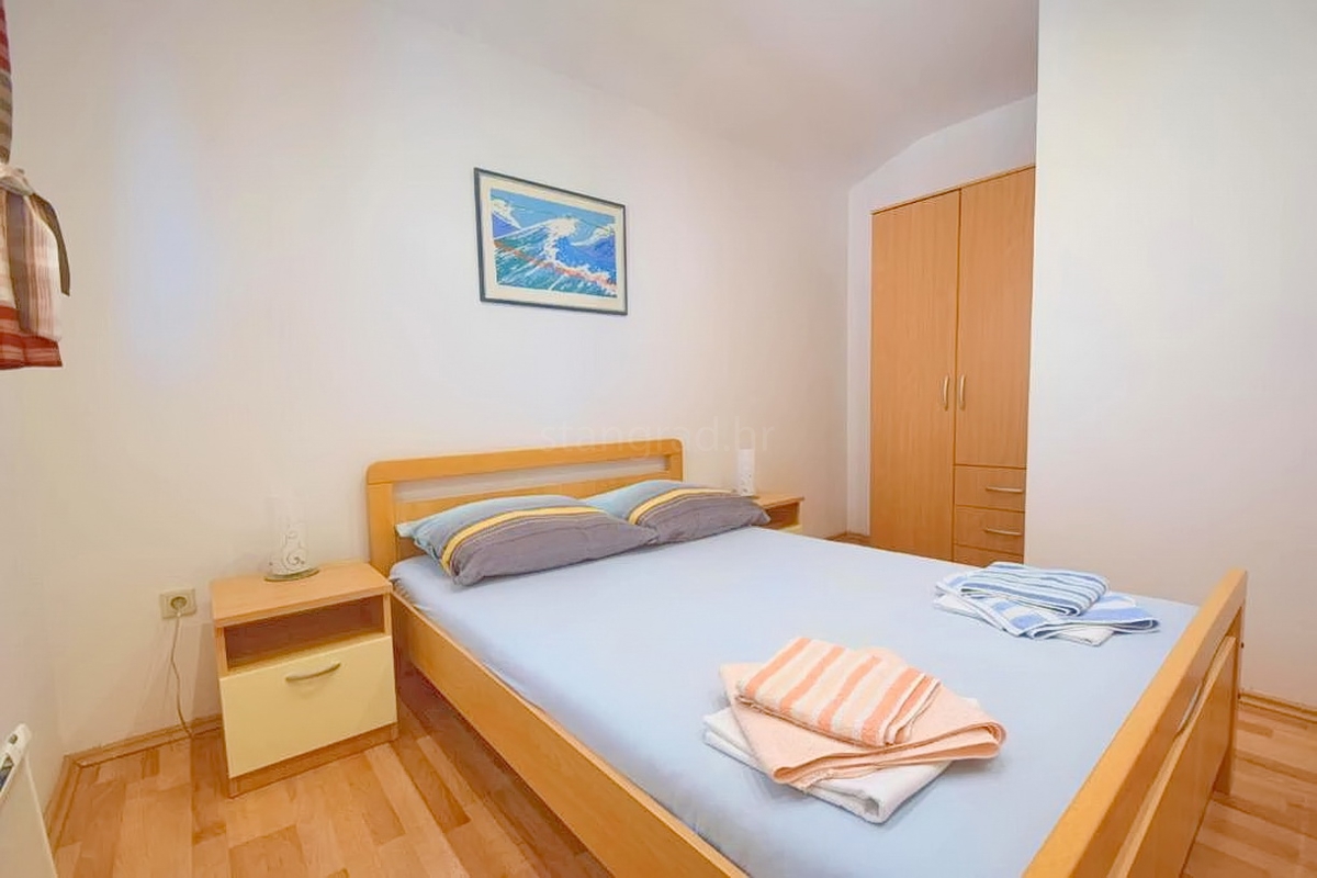Njivice, polsamostojna hiša z dvema stanovanjskima enotama v bližini morja!