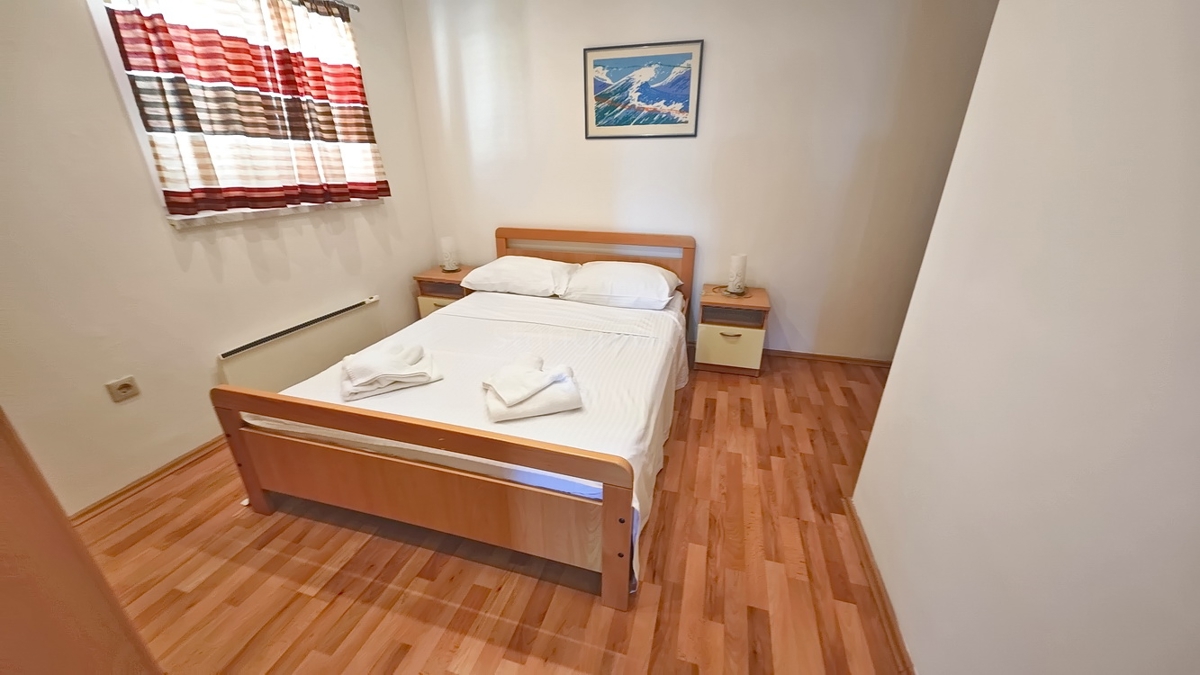 Njivice, polsamostojna hiša z dvema stanovanjskima enotama v bližini morja!