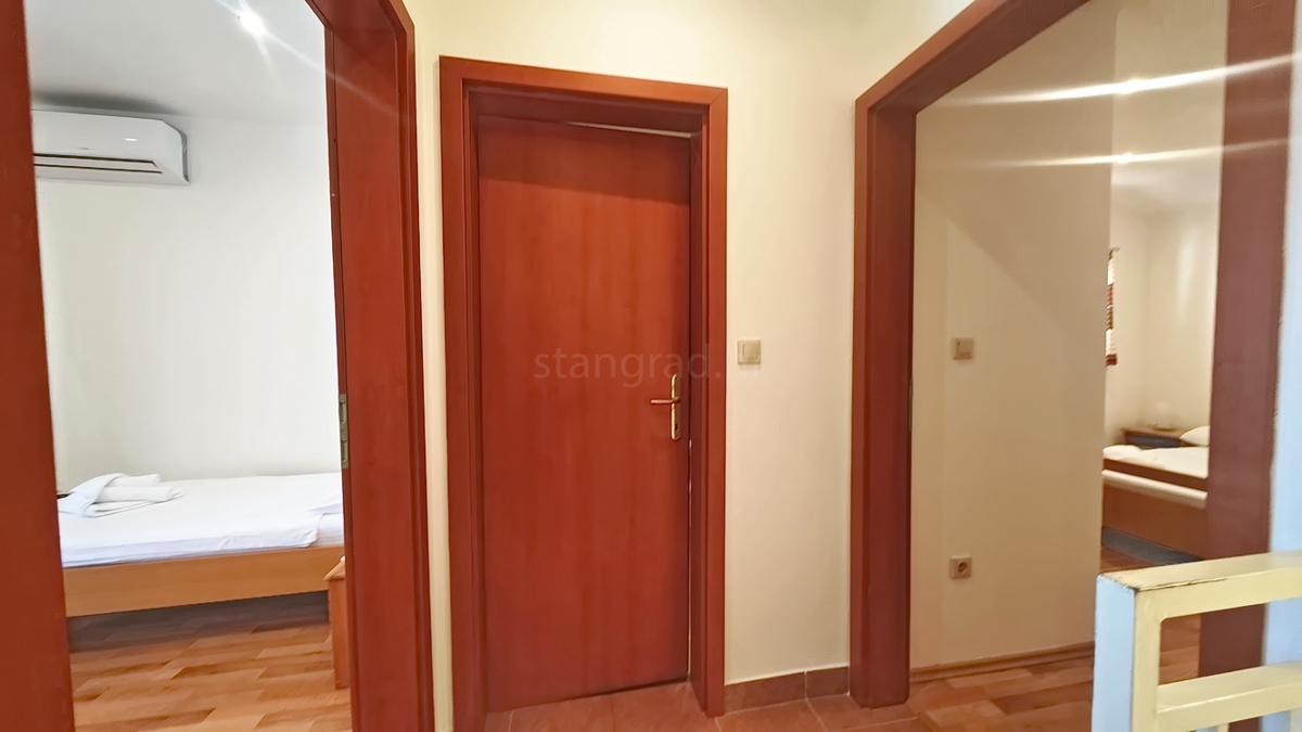 Njivice, polsamostojna hiša z dvema stanovanjskima enotama v bližini morja!